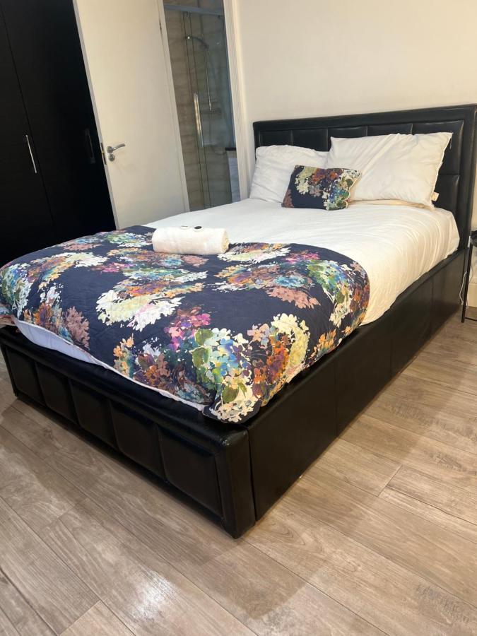 Luxury Double Room W/ Private Bathroom Единбург Екстериор снимка