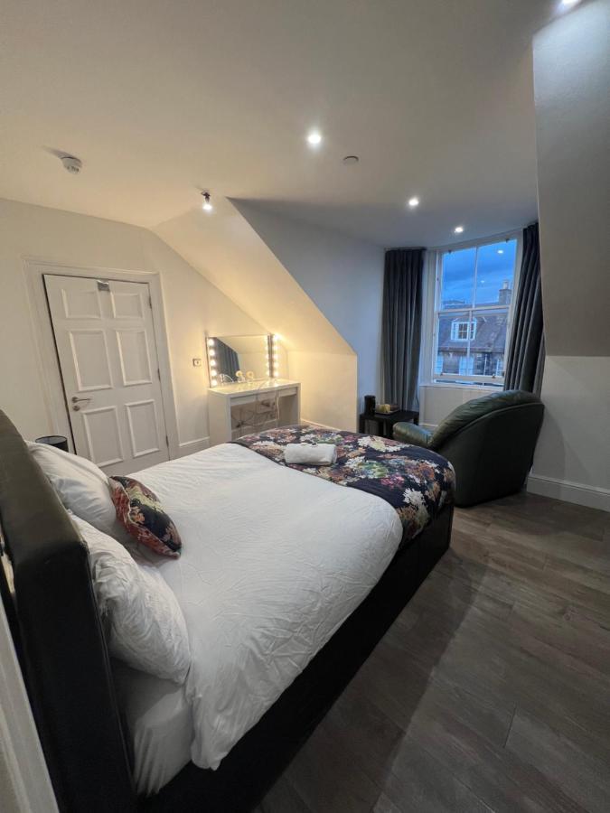 Luxury Double Room W/ Private Bathroom Единбург Екстериор снимка